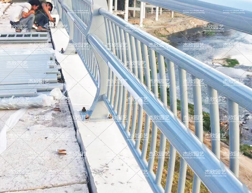 燈光護欄現場